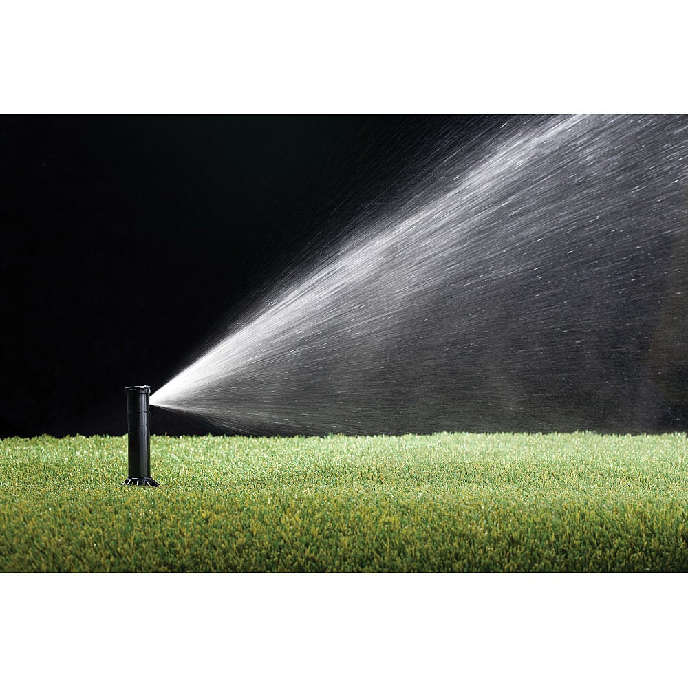 Aspersor de rega Rain Bird de curto alcance a regar um relvado